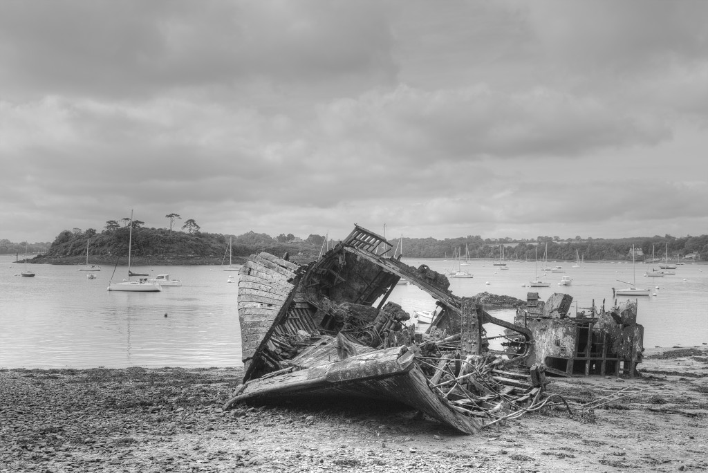 HDR Cimetiere a bateaux B&W scheepskerkhof scheepswrakken scheepswrak urbex quelmer rance bretagne frankrijk kerkhof schip schepen boot boten graffiti strand zwart wit foto